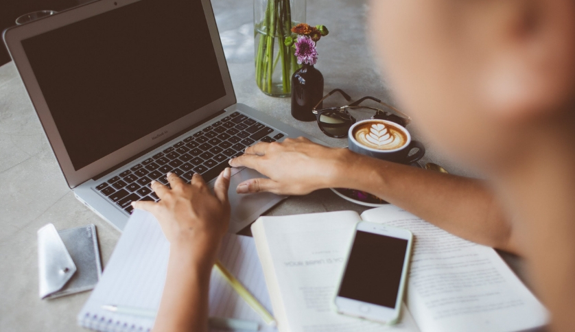 A lady doing online study